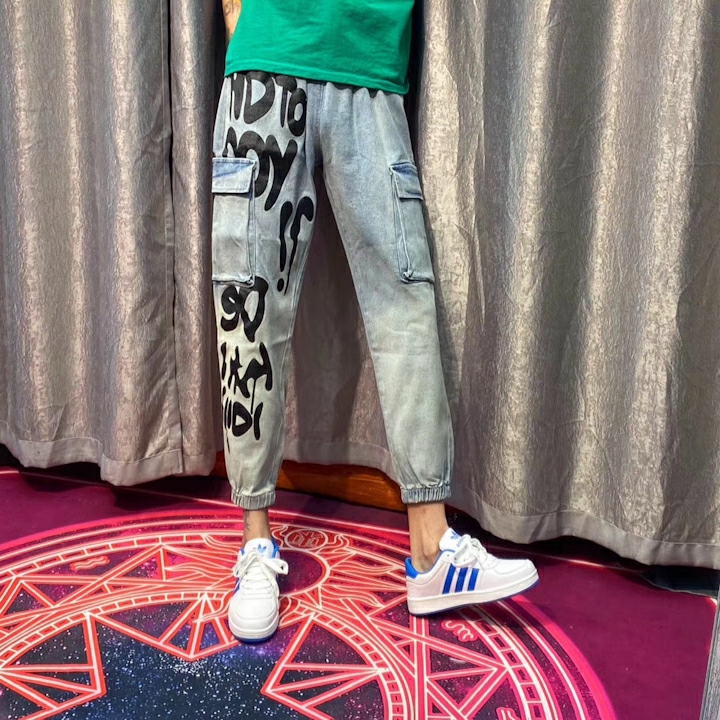 Quần jeans jogger túi hộp in chư